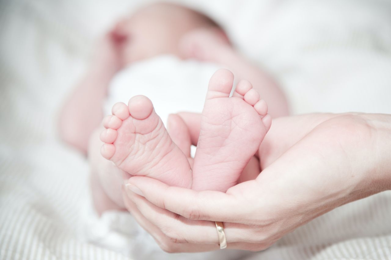Jak dobrze wybrać wyprawkę dla noworodka – porady dla przyszłych rodziców