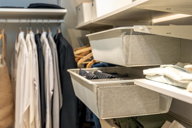 Jak wybrać idealne rozwiązanie do przechowywania odzieży w małych przestrzeniach?