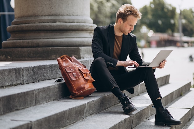 Jak wybrać idealny plecak do pracy i na co dzień: Poradnik dla nowoczesnego mężczyzny